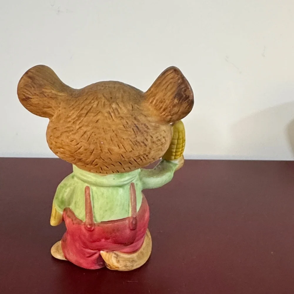 Vintage HOMCO Porcelain Country Mouse Holding Ear of Corn Series #5601